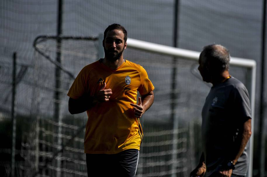 Gonzalo Higuain si allena seguito da un preparatore della Juventus.